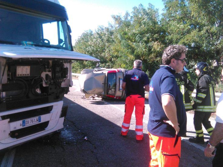 (FOTO) Ancora Sangue Sulla Statale 106. Auto Si Scontra Con Un Tir ...