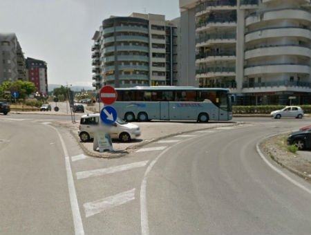 L'isola spartitraffico utilizzata per la sosta dei bus