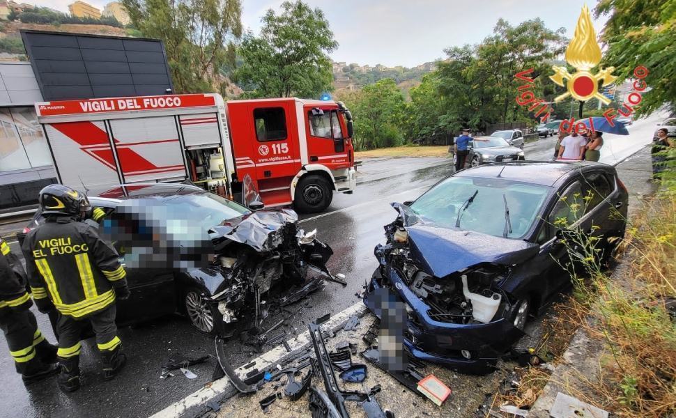 Violento Scontro Tra Due Auto Cinque Feriti Gravi QuiCosenza It