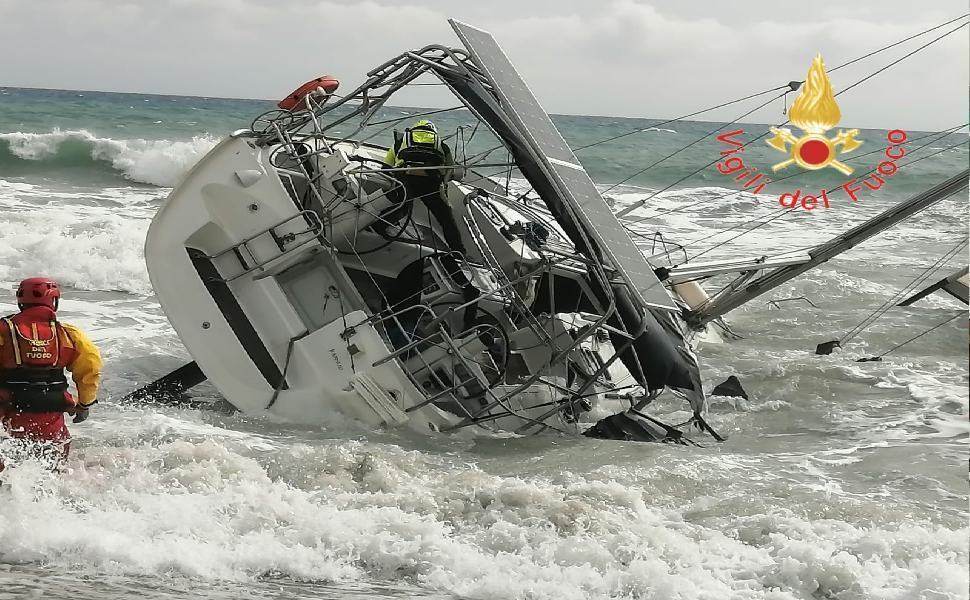 Barca A Vela Arenata Sulla Spiaggia Di Bellino Verifiche In Corso