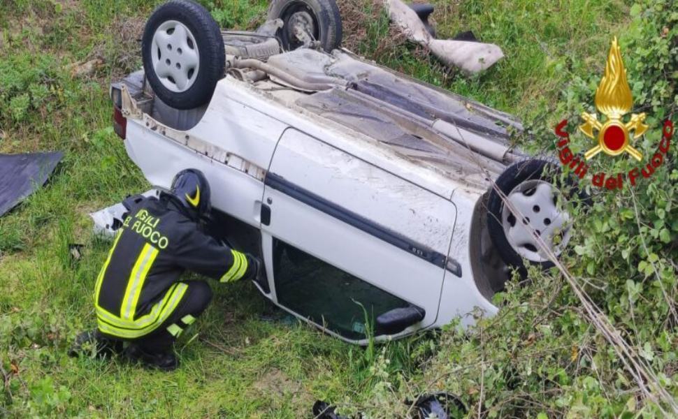 Auto si ribalta e finisce in un campo A bordo 5 ragazzi uno è grave