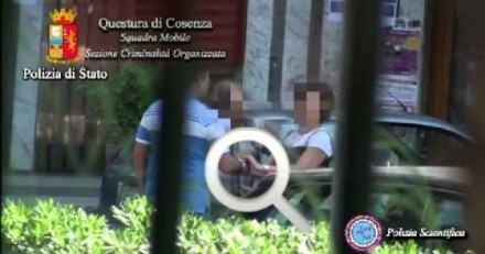 estorsioni_a_cosenza__il_video_dei_commercianti__ripresi_mentre_pagano_il_pizzo_al_clan