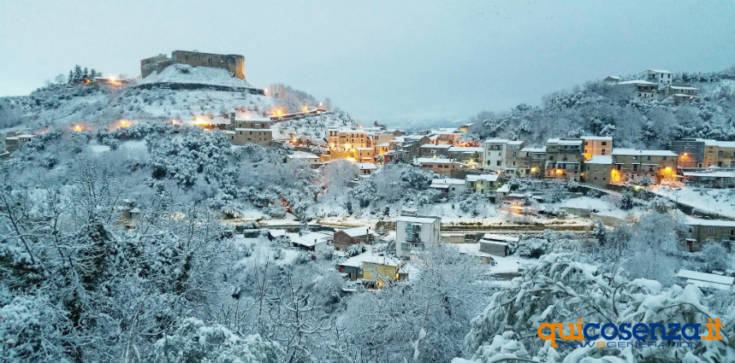 Contrada Tenimento con lo sfondo del Castello Svevo. Foto di Domenico Dodaro