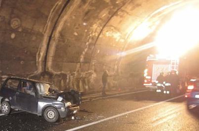 Gravissimo incidente stradale, il bilancio è di una vittima e un ferito 52 Incidente galleria misagorno