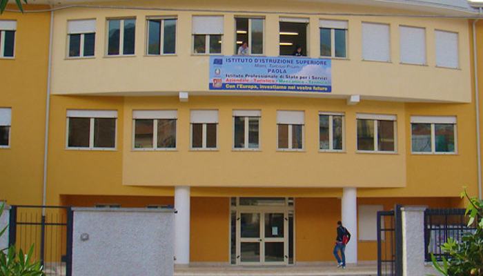 Rissa tra due insegnanti al professionale di Paola: una finisce al pronto soccorso 56 Paola Istituto Pizzini