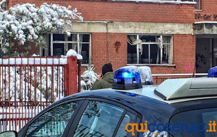 FOTONOTIZIA - Fiamme nella vecchia scuola di Commenda. All'interno un 'deposito' di gomme (AUDIO) 57 incendio-commenda-scuola