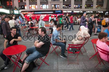 Piazza Bilotti, spuntano tavolini e sedie in via sperimentale: i pareri si dividono 63 Times square