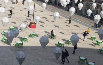 Piazza Bilotti, spuntano tavolini e sedie in via sperimentale: i pareri si dividono 62 piazza bilotti