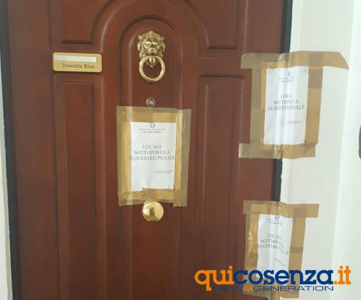 Amendola Elisa portone casa