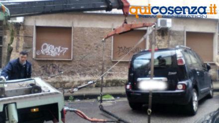 FOTONOTIZIA - Parcheggio selvaggio blocca i Vigili del Fuoco: traffico in tilt su via Miceli 63 Auto1