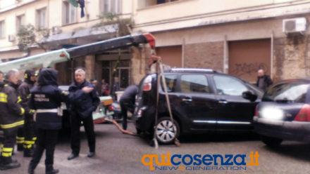 FOTONOTIZIA - Parcheggio selvaggio blocca i Vigili del Fuoco: traffico in tilt su via Miceli 62 Auto2