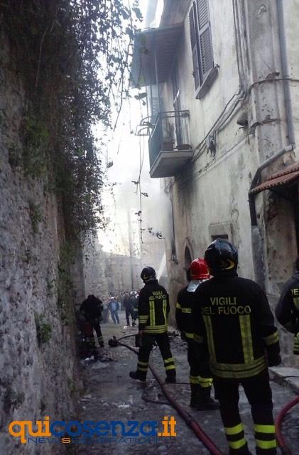 Cosenza: fiamme in un'abitazione nel centro storico, panico e rabbia tra i residenti 60 incendio centro storico santa lucia (1)