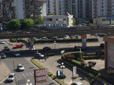 FOTONOTIZIA - Auto fuori strada a Rende nei pressi dello svincolo della statale 18 60 18120581_1330323973717223_1275689889_o