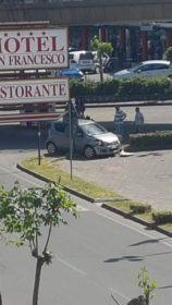 FOTONOTIZIA - Auto fuori strada a Rende nei pressi dello svincolo della statale 18 63 IMG_9077