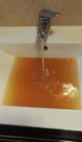 acqua marrone