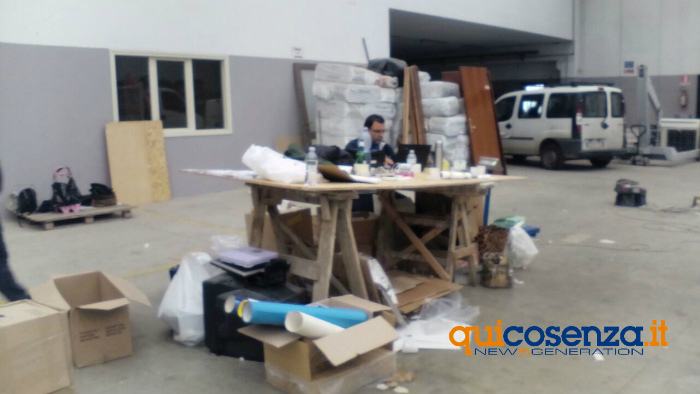 FOTO - La ' Terra di Piero' al lavoro per riempire il container diretto negli orfanotrofi in Tanzania 77 container tanzania 01