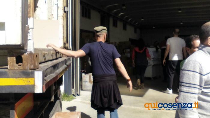 FOTO - La ' Terra di Piero' al lavoro per riempire il container diretto negli orfanotrofi in Tanzania 74 container tanzania 010