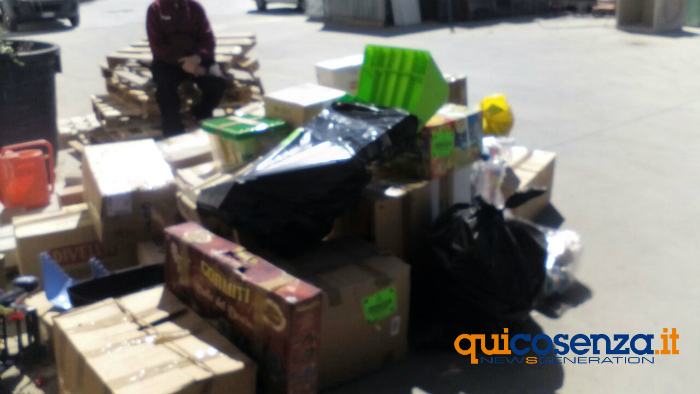 FOTO - La ' Terra di Piero' al lavoro per riempire il container diretto negli orfanotrofi in Tanzania 75 container tanzania 05