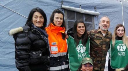 il responsabile della sezione di Cosenza di Adra con i volontari-1