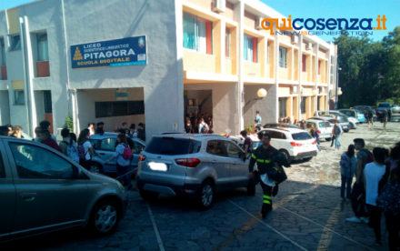 FOTONOTIZIA - Bravata degli studenti del "Pitagora", per evitare le interrogazioni 63 Pitagora2