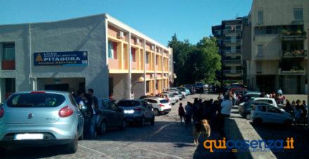 FOTONOTIZIA - Bravata degli studenti del "Pitagora", per evitare le interrogazioni 61 Pitagora5