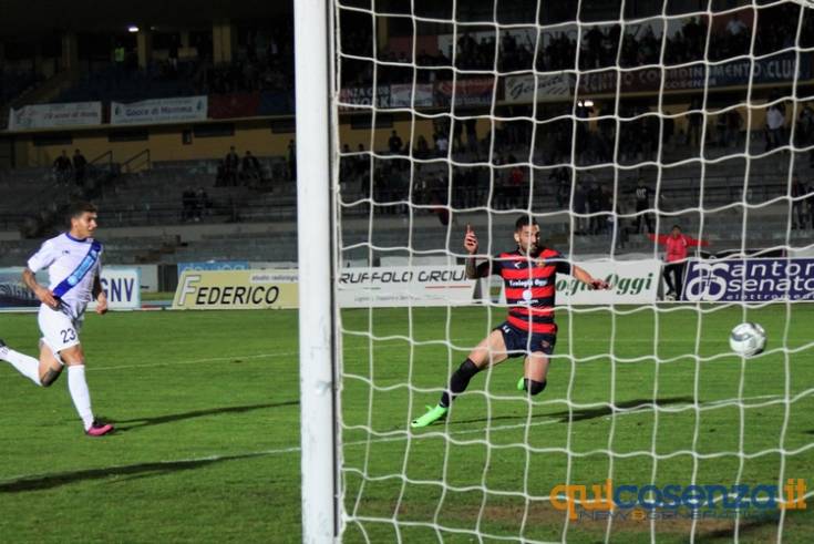 Cosenza grinta, cuore... e vittoria pesantissima. Matera battuto 2 a 1 107 cosenzamatera1101