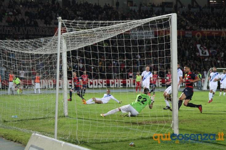 Cosenza grinta, cuore... e vittoria pesantissima. Matera battuto 2 a 1 131 cosenzamatera801