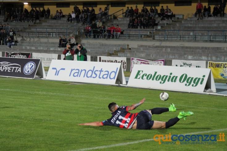 Cosenza grinta, cuore... e vittoria pesantissima. Matera battuto 2 a 1 132 cosenzamatera901