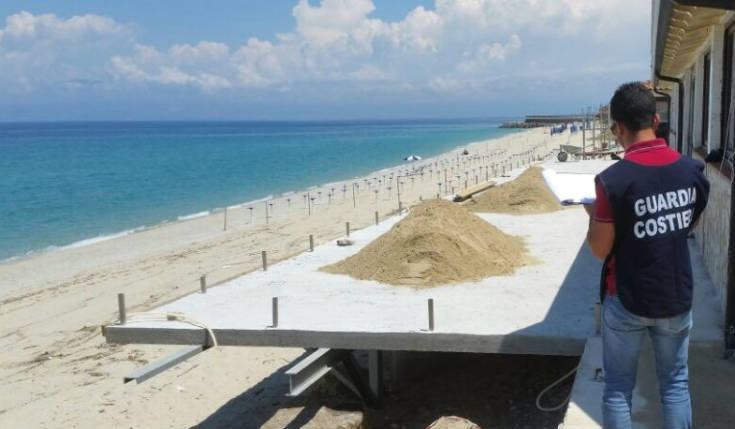 La Guardia costiera sequestra uno stabilimento balneare per lavori senza autorizzazione (FOTO) 56 guardia costiera sequestro 02