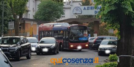 FOTONOTIZIA - Parcheggio selvaggio blocca il passaggio dell'autobus: traffico in tilt 54 Bus