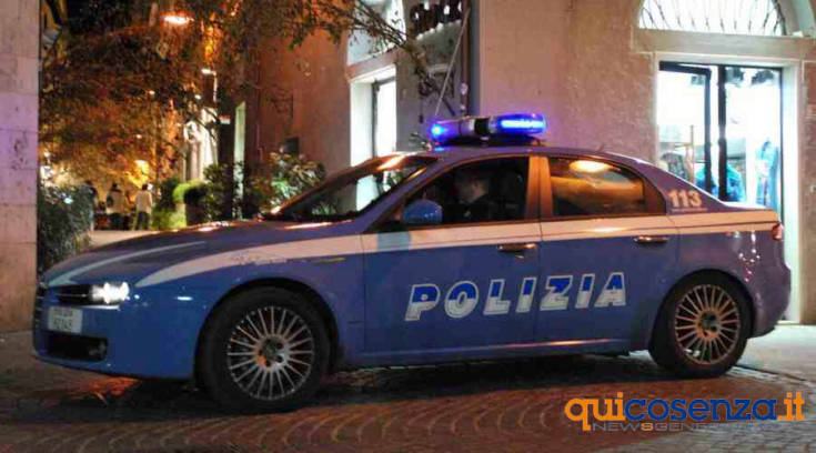Cosenza, lo trovano in una pozza di sangue mentre si accoltella alla pancia. Salvato dalla polizia 60 Polizia auto sera