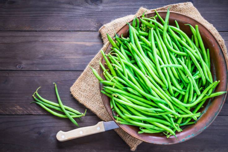 Nutri Menti – Giugno a tavola, tra verdure e frutta di stagione 57 Green beans or fine beans on rustic wood.