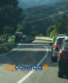 FOTONOTIZIA - Scontro tra due auto sulla Statale 107, una si ribalta. Traffico rallentato 54 Incidente2