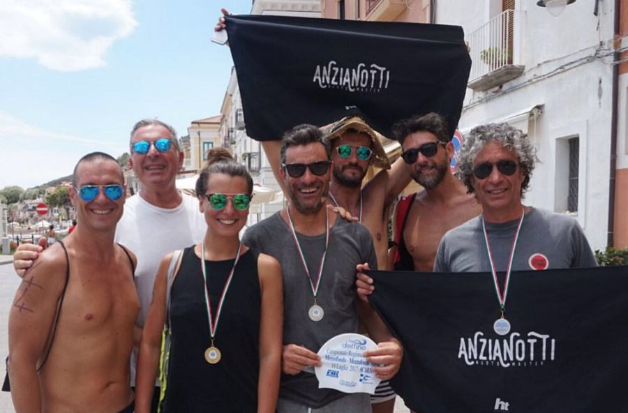 Nuoto di fondo, successo per gli "Anzianotti" cosentini nelle acque libere a Scario 57 anzianotti