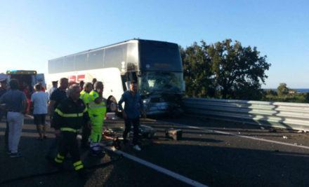 Bus contro auto sulla statale 106 in provincia di Cosenza 58 21728354_10209817714774815_1932837824434194041_n