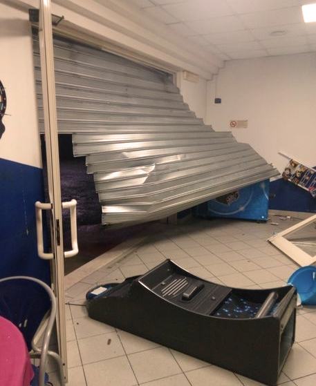 Furto al distributore di benzina di Carolei, sfondata la saracinesca. Bottino di circa 4 mila euro 54 Rapina distributore Vadue