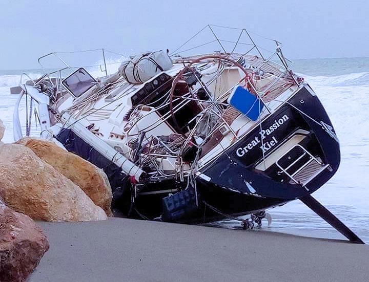 (FOTO) Barca a vela si schianta sugli scogli a Cetraro, disperso un turista tedesco di 67 anni 62 barca scogli