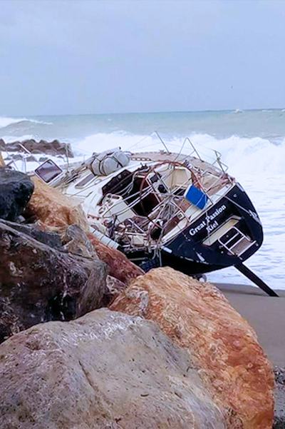 (FOTO) Barca a vela si schianta sugli scogli a Cetraro, disperso un turista tedesco di 67 anni 65 barca scogli2