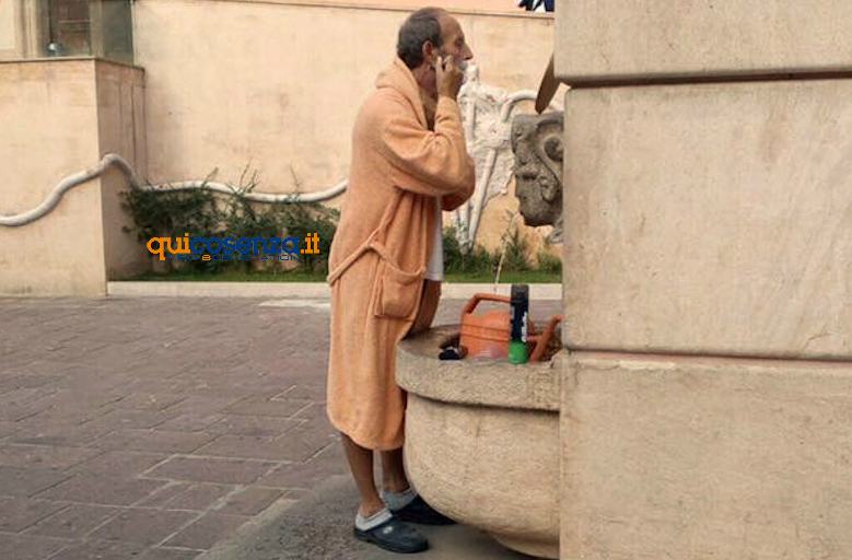 FOTONOTIZIA - Mendicino senz'acqua: cittadino si fa la barba alla fontana comunale (VIDEO) 54 cittadino barba mendicino