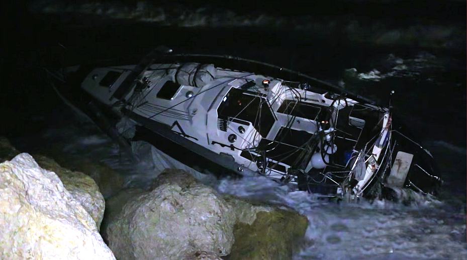 (FOTO) Barca a vela si schianta sugli scogli a Cetraro, disperso un turista tedesco di 67 anni 63 imbarcazione cetraro arenata