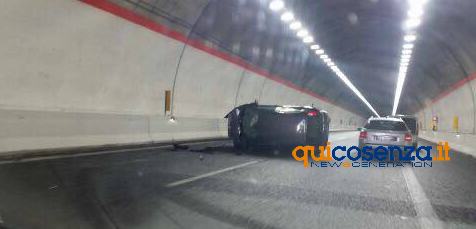 Grave incidente nella galleria Serra Spiga, auto sbanda e si capovolge (FOTO) 58 incidente galleria serra spiga a2