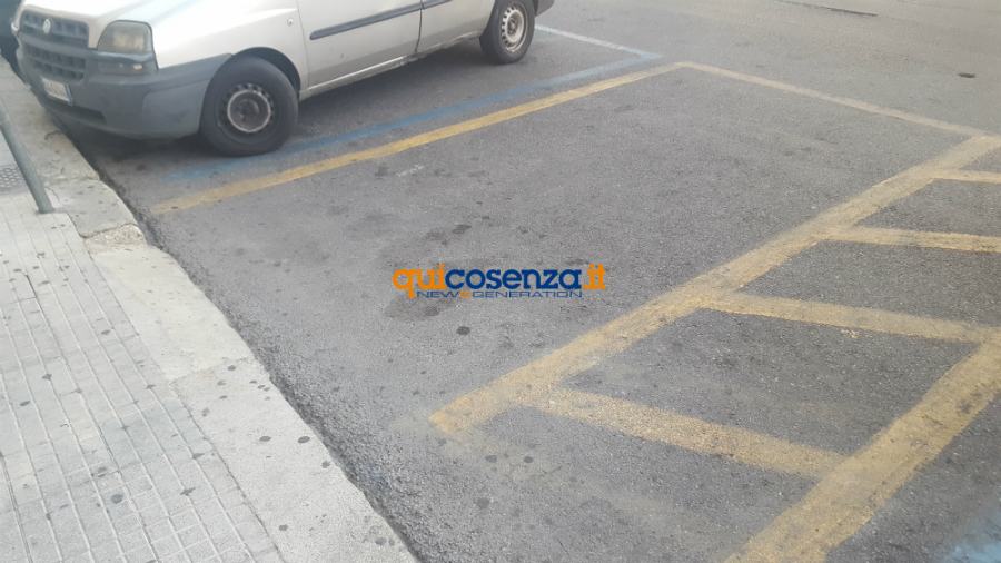 Cosenza, il dilemma del disabile: parcheggio o uso lo scivolo? 57 parcheggio disabili tribunale cs 03