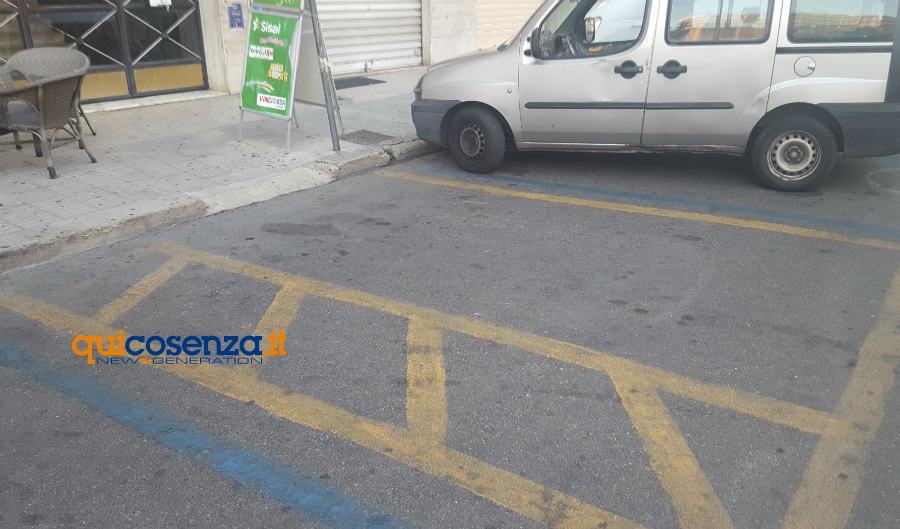 Cosenza, il dilemma del disabile: parcheggio o uso lo scivolo? 56 parcheggio disabili tribunale cs