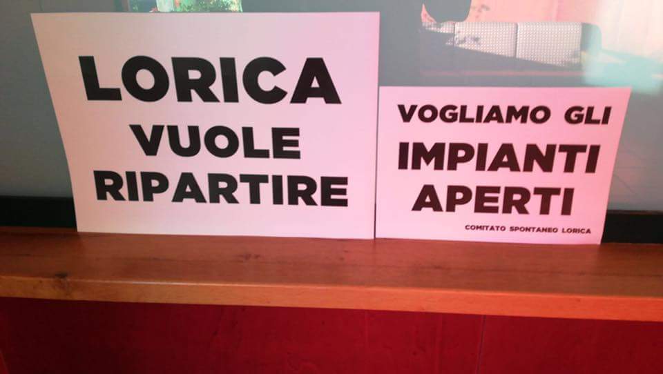 FOTONOTIZIA - Le attività di Lorica espongono questi cartelli: "Vogliamo gli impianti aperti" 57 Lorica cartelli impianti