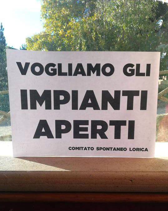 FOTONOTIZIA - Le attività di Lorica espongono questi cartelli: "Vogliamo gli impianti aperti" 56 lorica 01