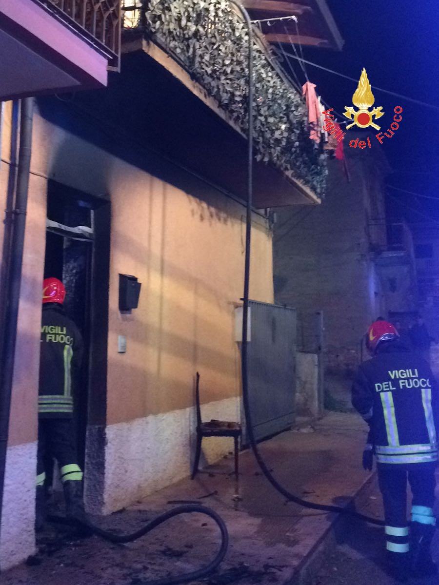 Due interventi nella notte per i Vigili del Fuoco, famiglia evacuata per un incendio nell'abitazione 57 vigili fuoco notte