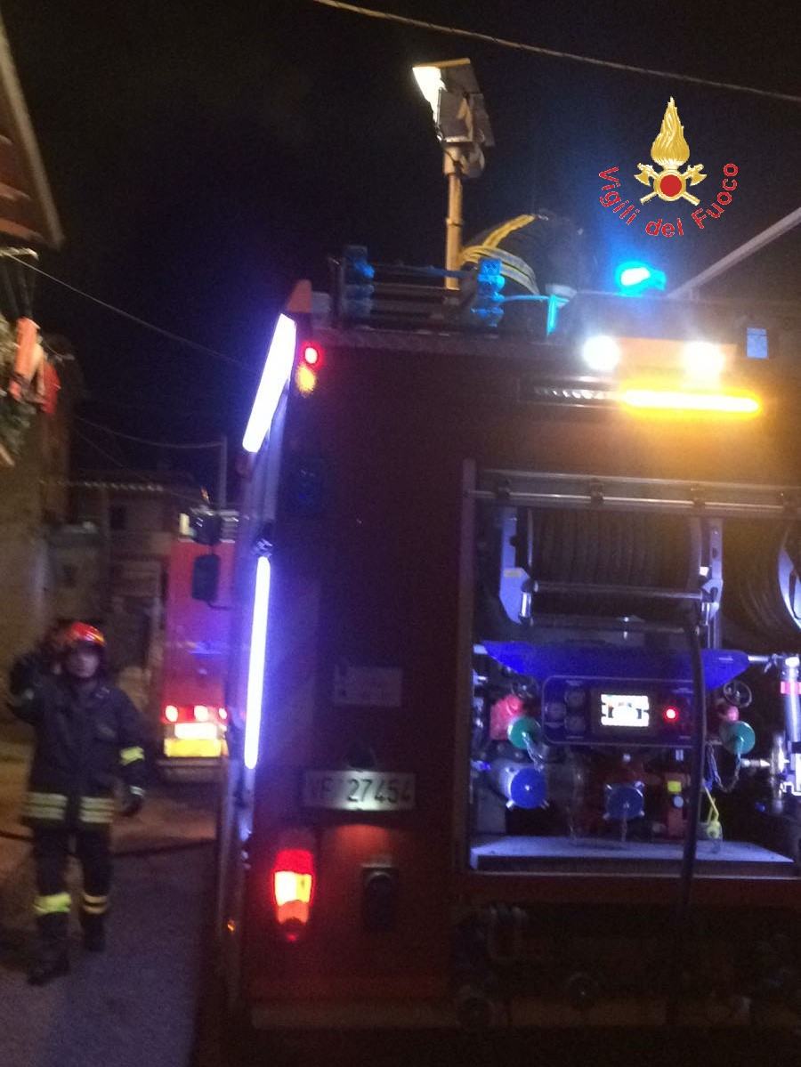Due interventi nella notte per i Vigili del Fuoco, famiglia evacuata per un incendio nell'abitazione 56 vigili fuoco