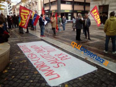 Sciopero a Cosenza: in piazza per chiedere lavoro e dignità. Irruzione al Metropolis 62 Protesta2