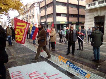 Sciopero a Cosenza: in piazza per chiedere lavoro e dignità. Irruzione al Metropolis 65 Protesta3