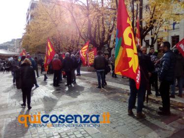 Sciopero a Cosenza: in piazza per chiedere lavoro e dignità. Irruzione al Metropolis 64 Protesta4